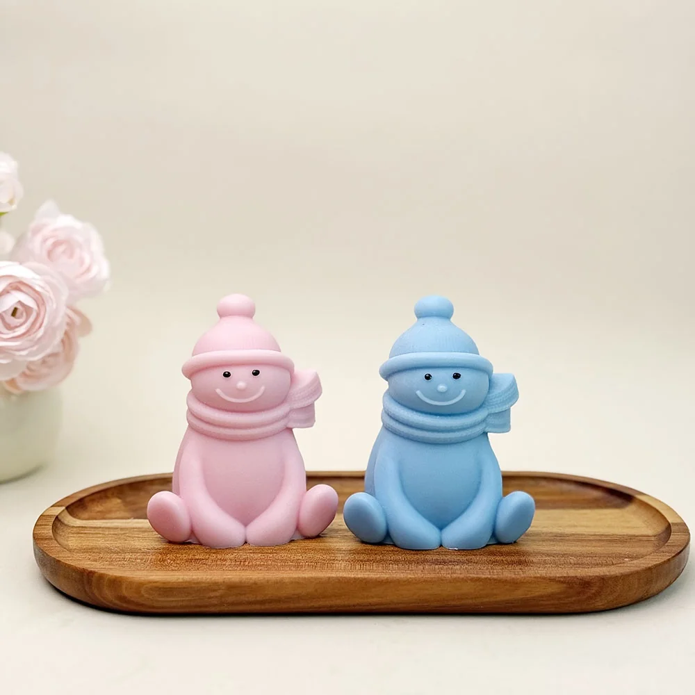 9327-一是编号属性，该模具标注编号为9327；二是造型属性，成品为戴针织圆帽、围围巾的坐姿雪人形象，也可按造型命名为围脖坐姿雪人模具