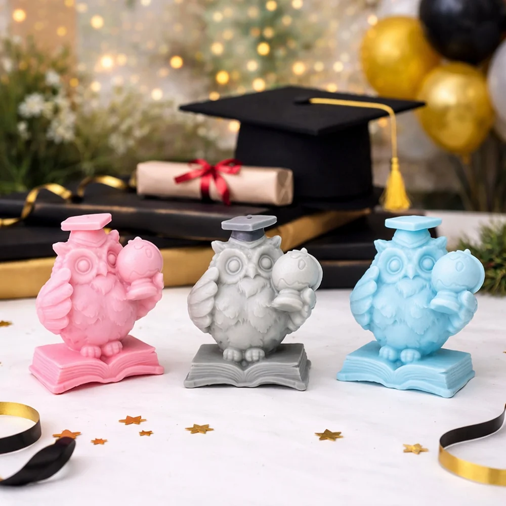 8992-戴学士帽站立于书本上手捧星球的猫头鹰硅胶模具