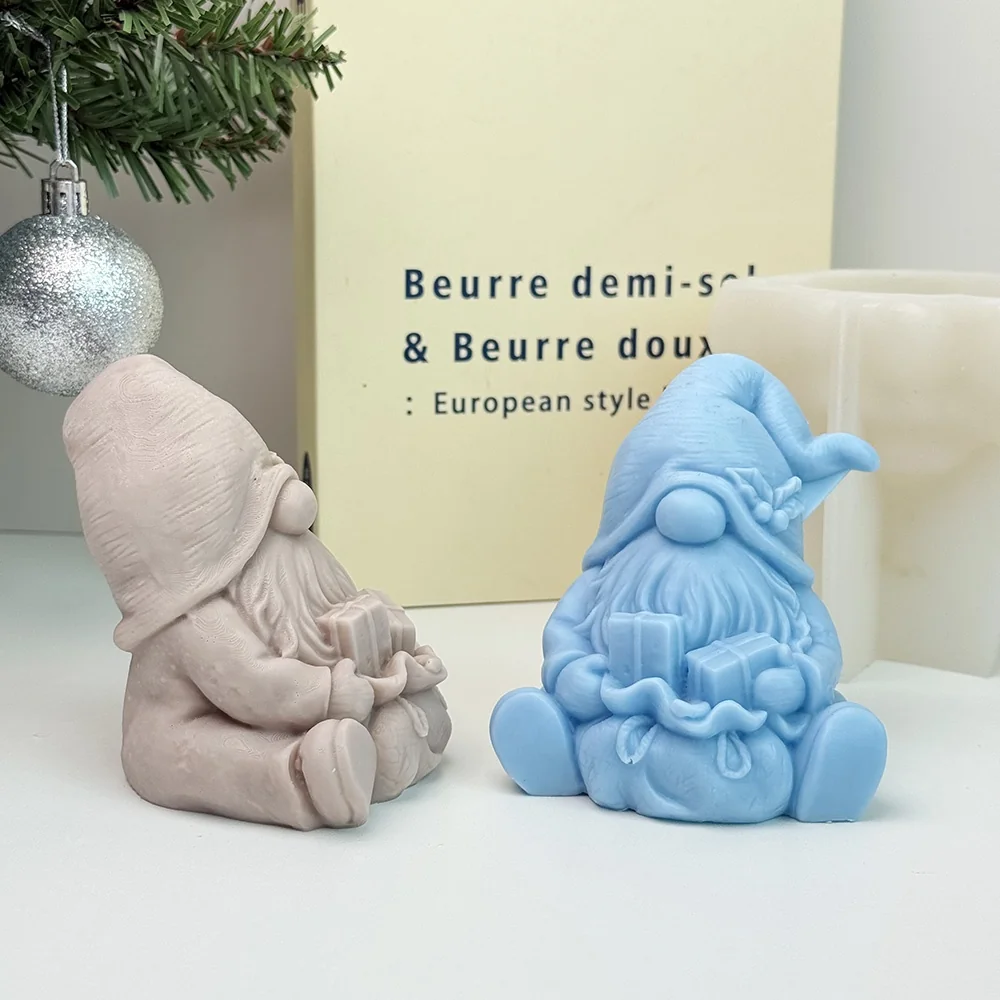 9329-该模具做出的成品是手持印有“Merry Christmas”字样牌子的圣诞无脸侏儒（地精/Gnome）形象，为圣诞节相关装饰造型