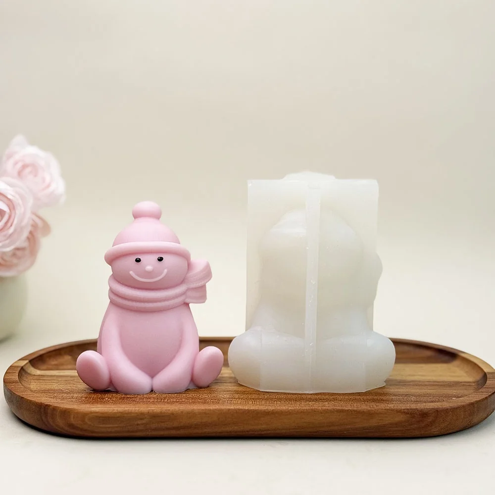 9327-一是编号属性，该模具标注编号为9327；二是造型属性，成品为戴针织圆帽、围围巾的坐姿雪人形象，也可按造型命名为围脖坐姿雪人模具