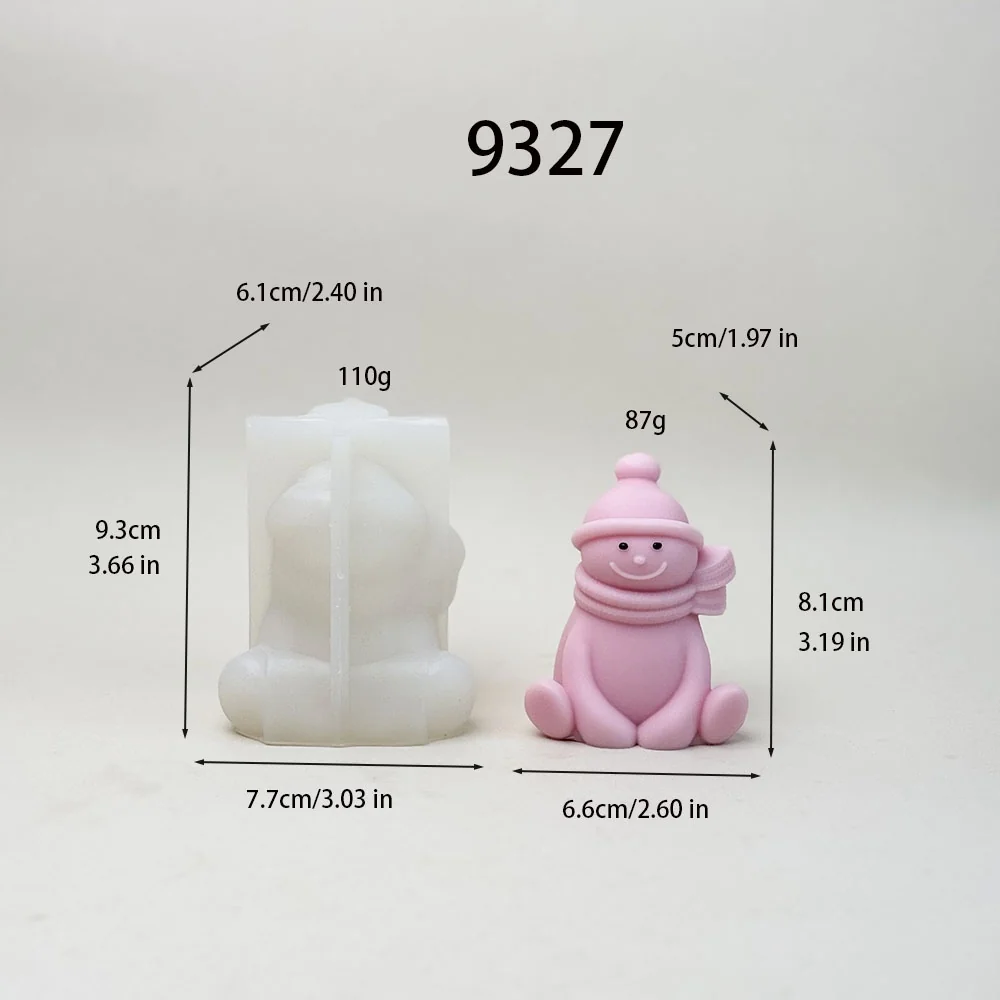 9327-一是编号属性，该模具标注编号为9327；二是造型属性，成品为戴针织圆帽、围围巾的坐姿雪人形象，也可按造型命名为围脖坐姿雪人模具